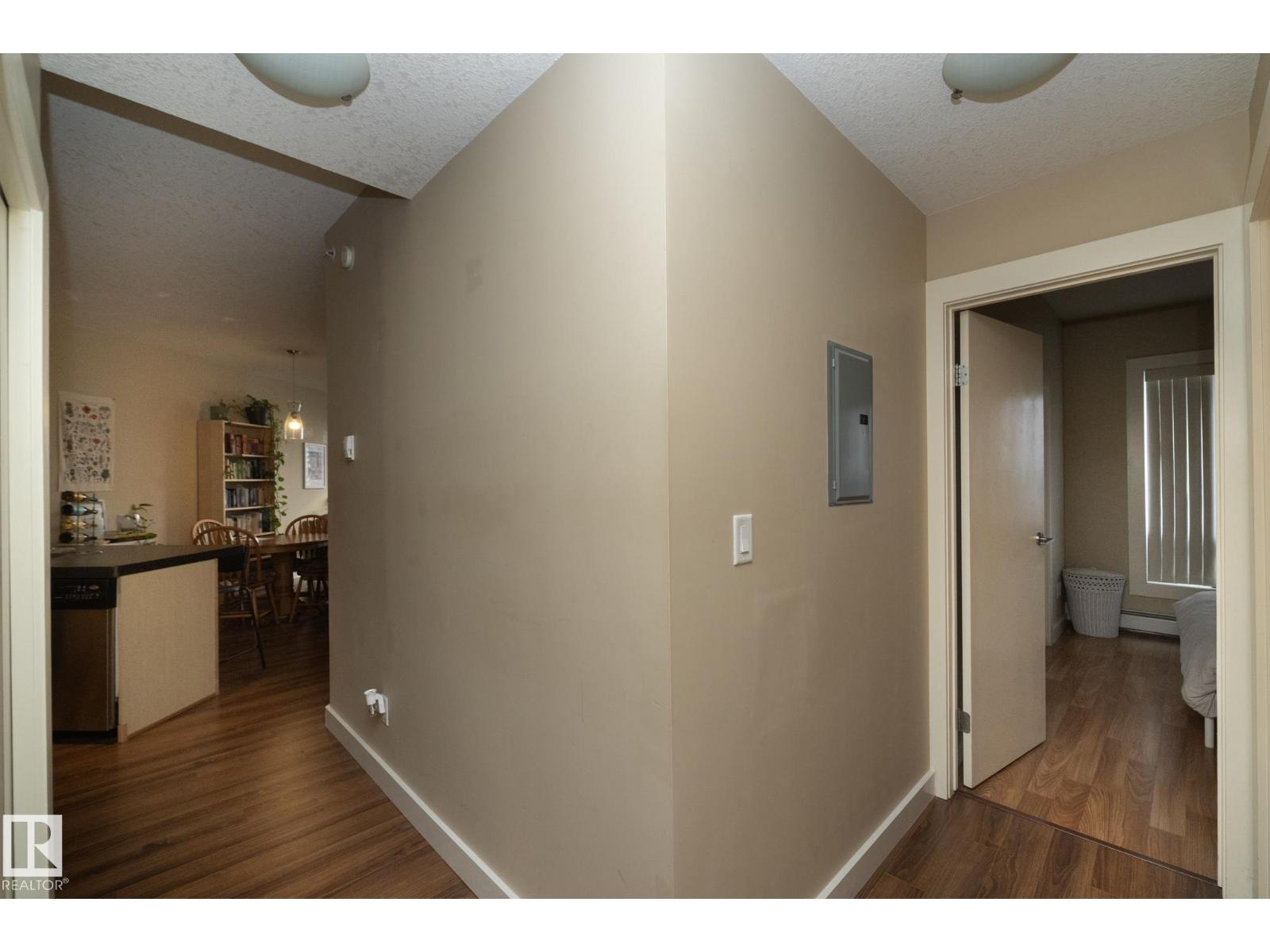 #1004 10136 104 ST NW