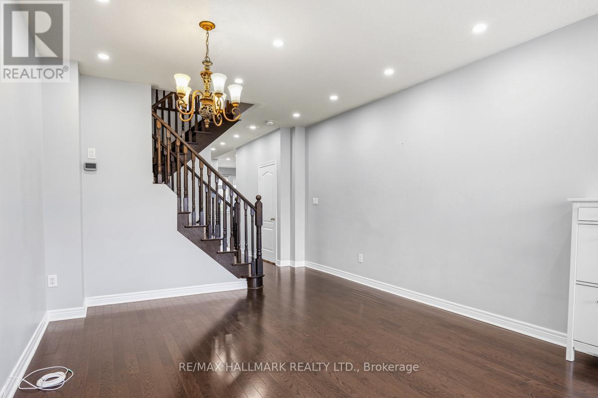 33 TOMABROOK CRESCENT