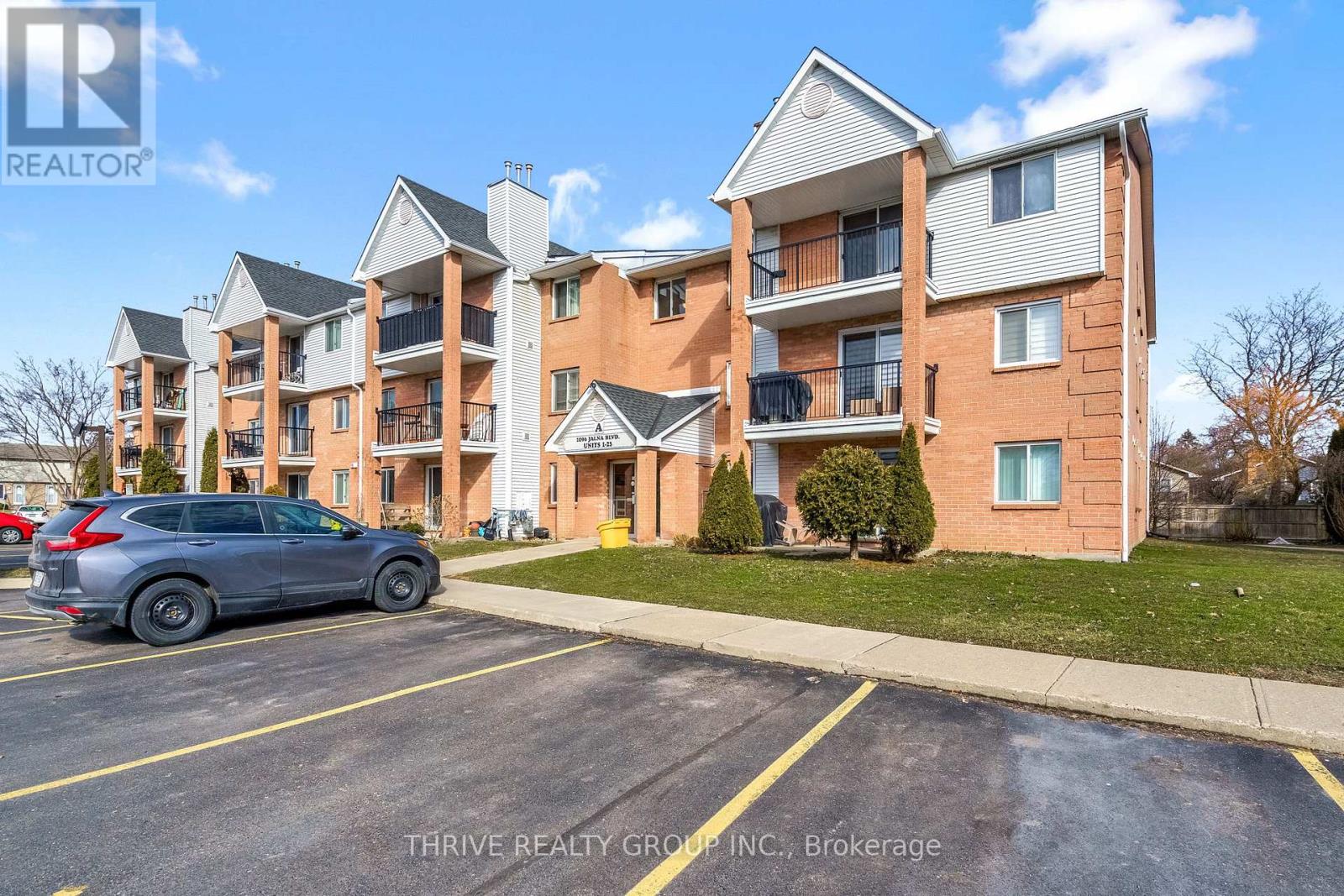 Photo 1 of 25 — 17 - 1096 JALNA BOULEVARD Unit 17, London South (South X), ON N6E3B8