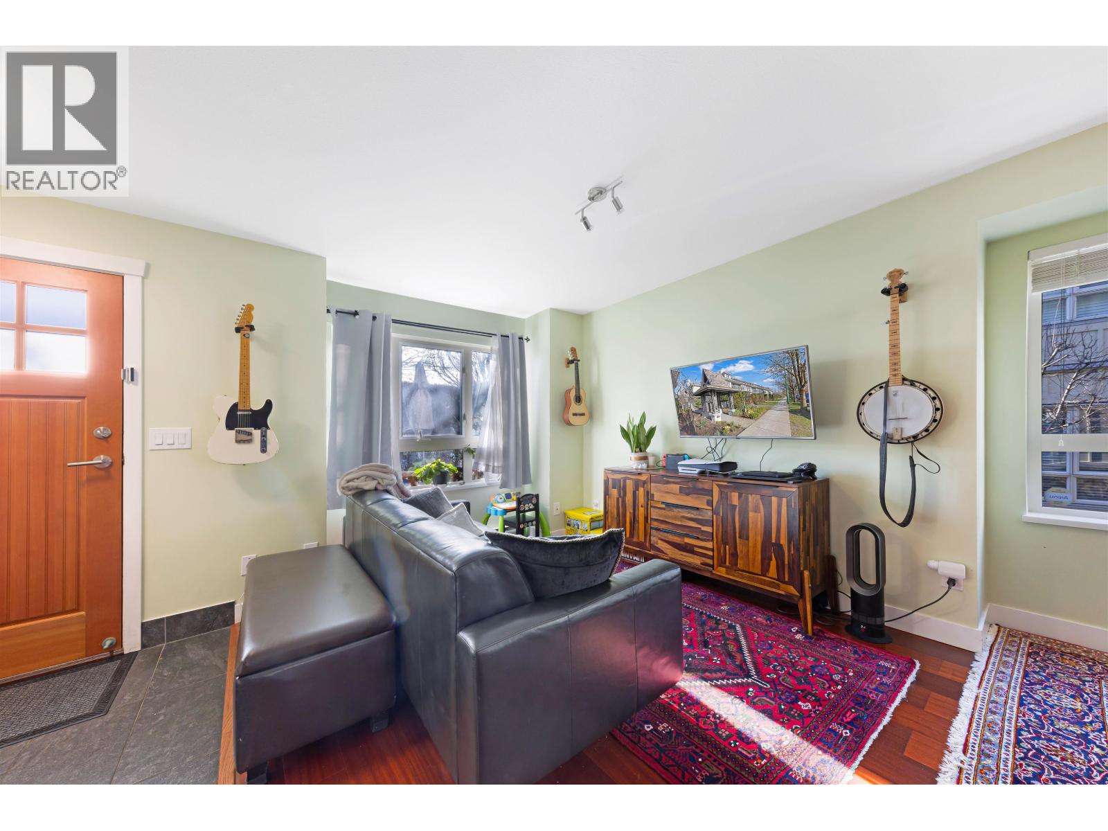 10 4055 PENDER STREET