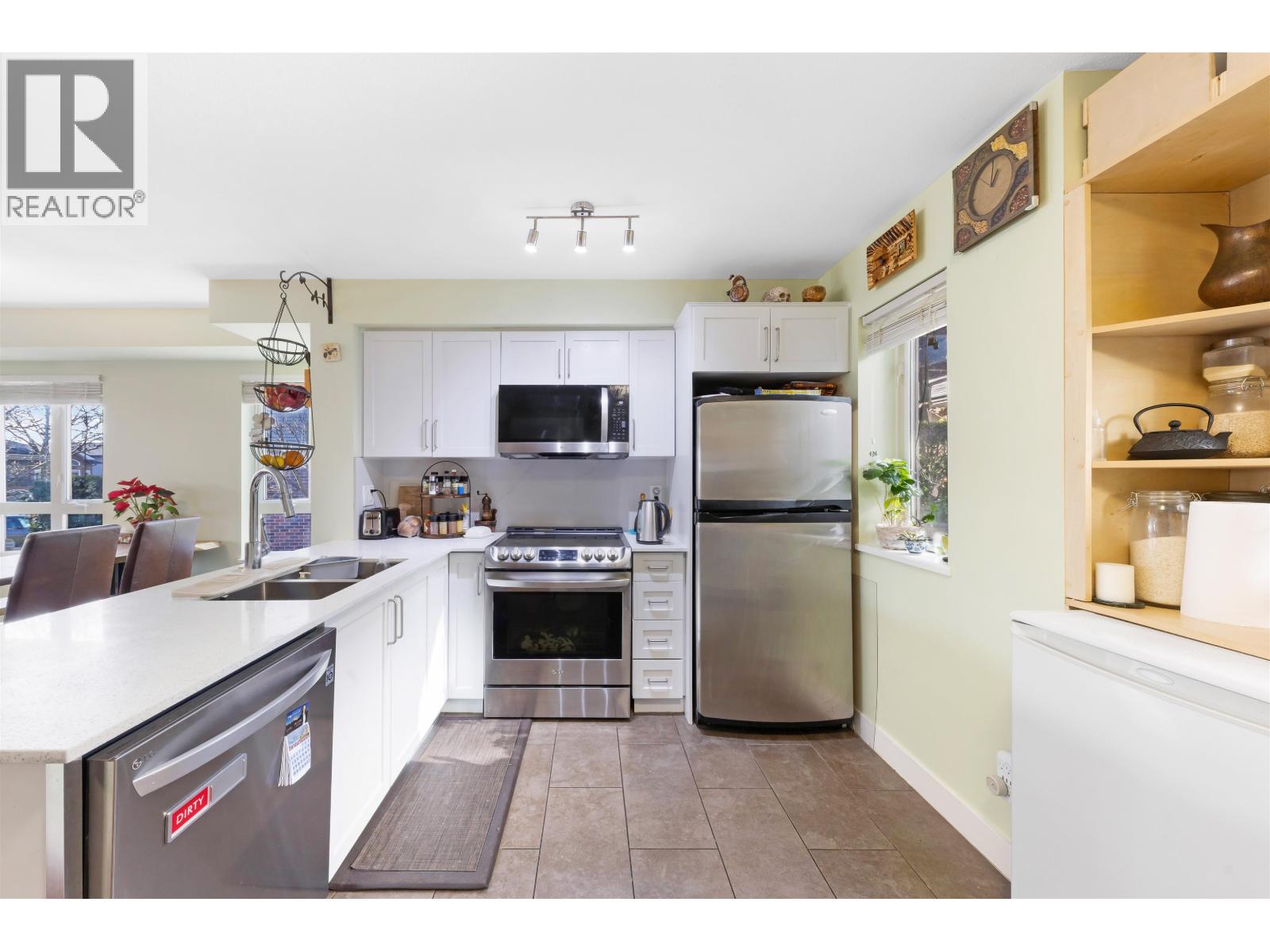 10 4055 PENDER STREET