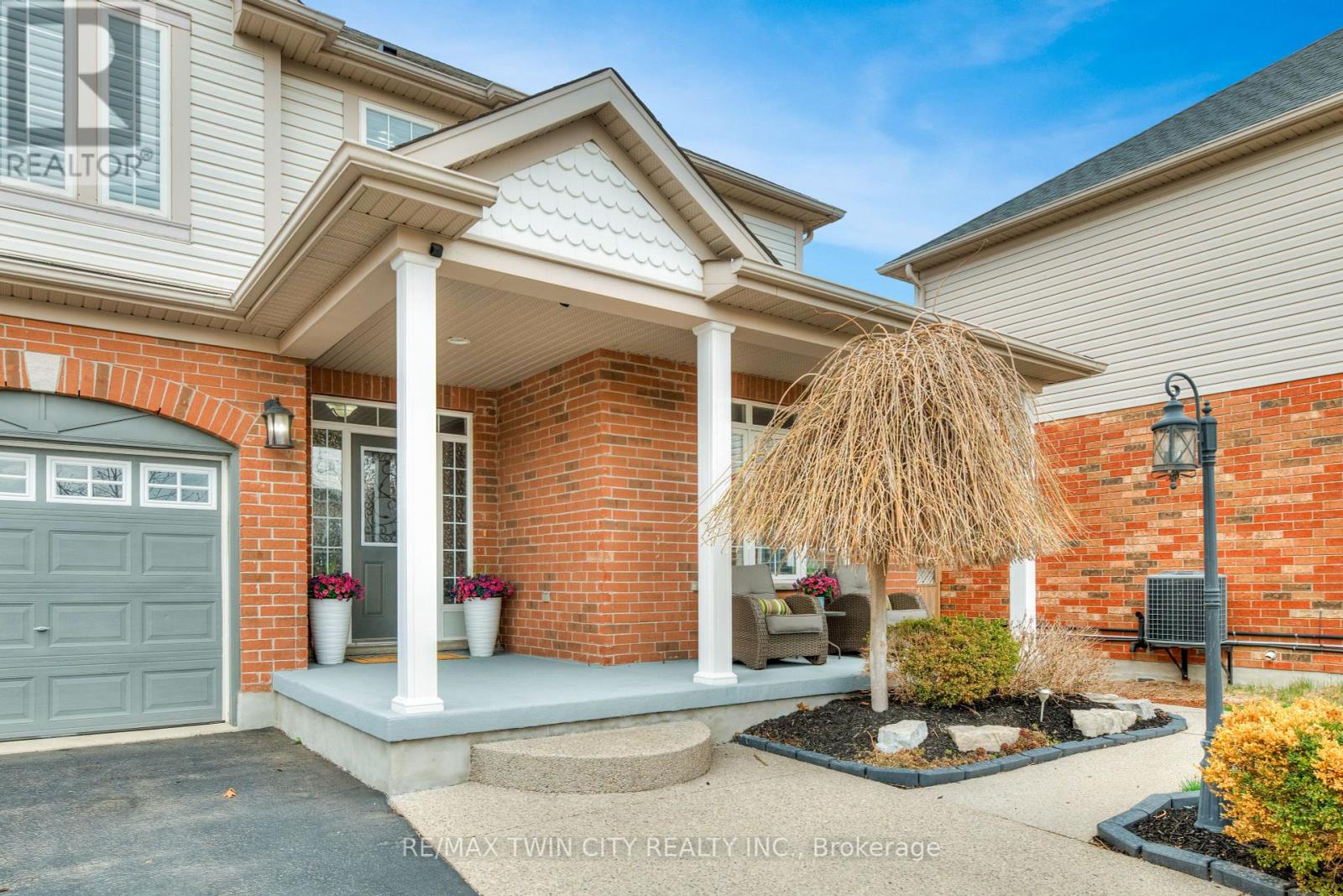 928 MANORBROOK COURT