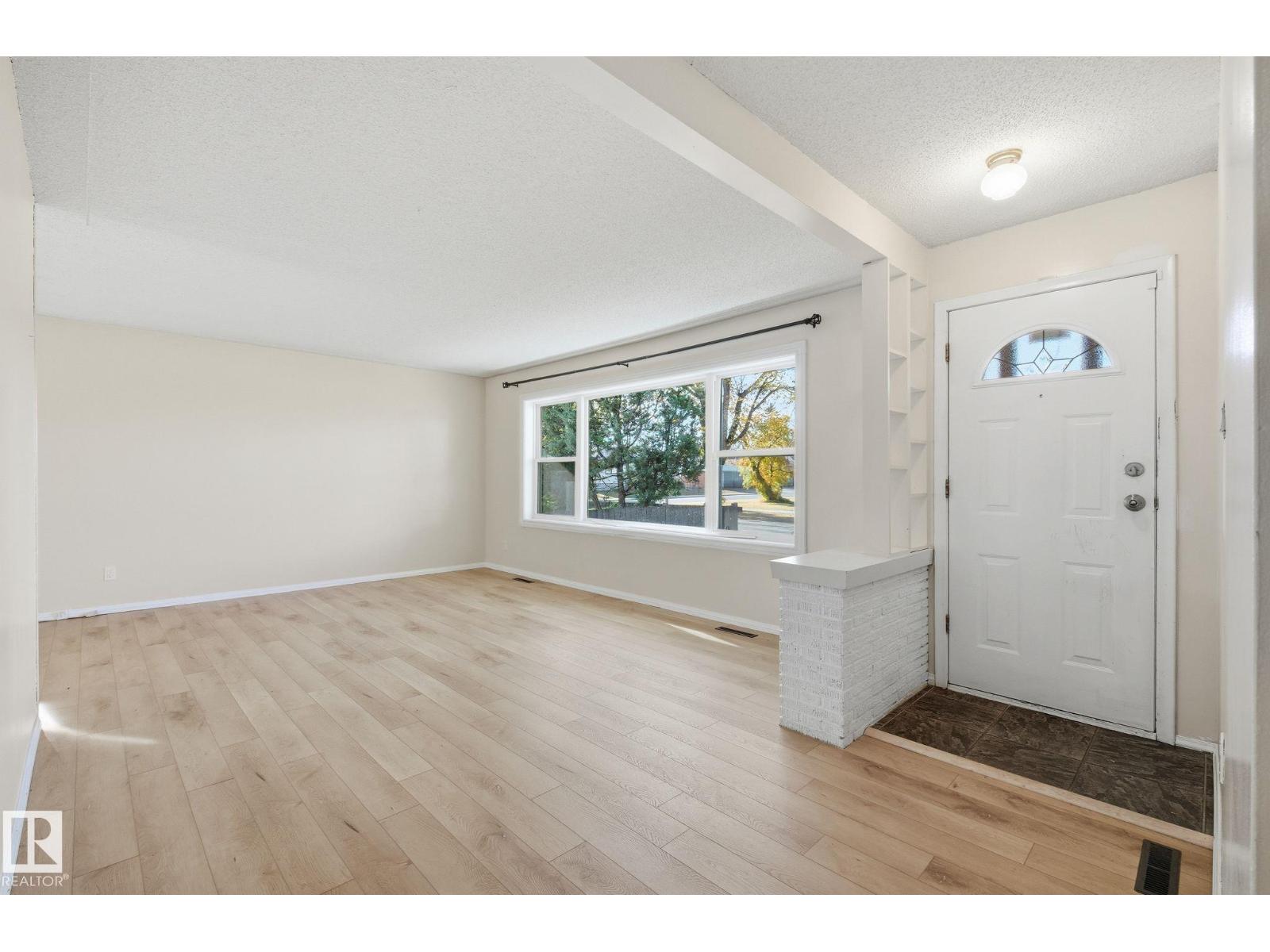 12107 53 ST NW