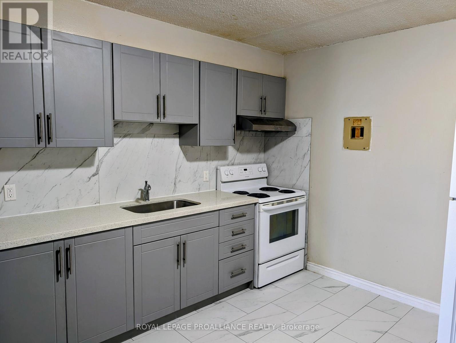 13 - 1837 LANSDOWNE STREET W