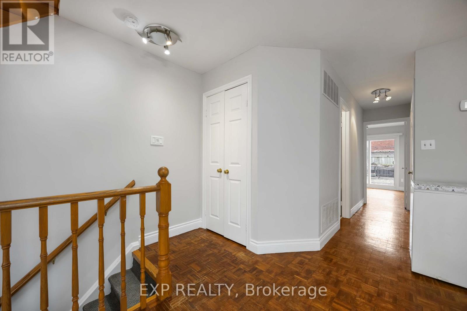 UPPER - 211 DOVERCOURT ROAD