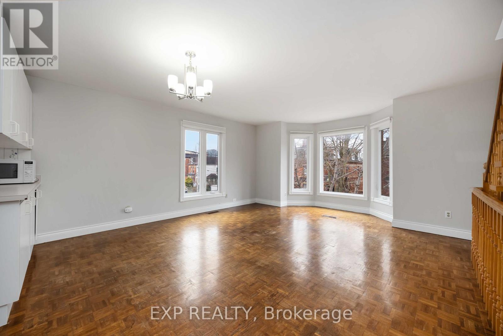 UPPER - 211 DOVERCOURT ROAD