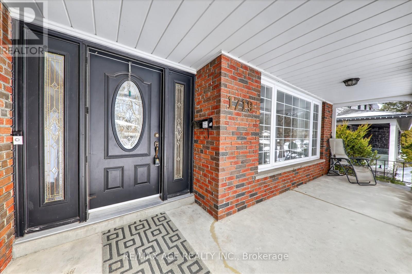 1719 VALENTINE GARDENS