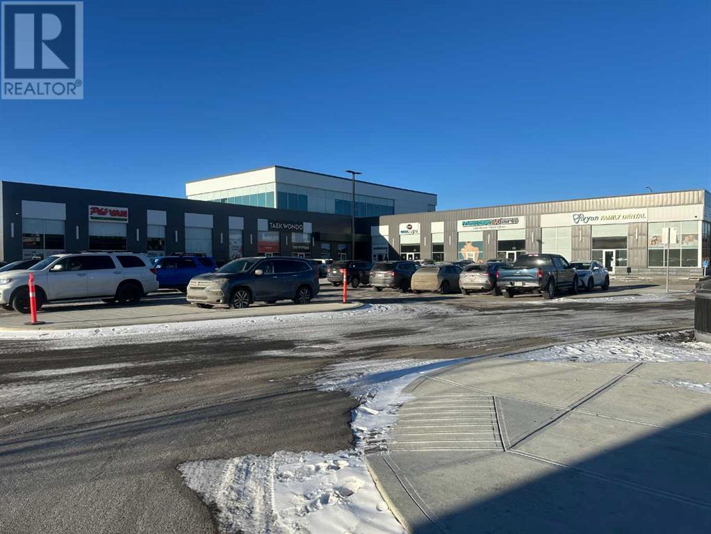 4 Royal Vista Way NW