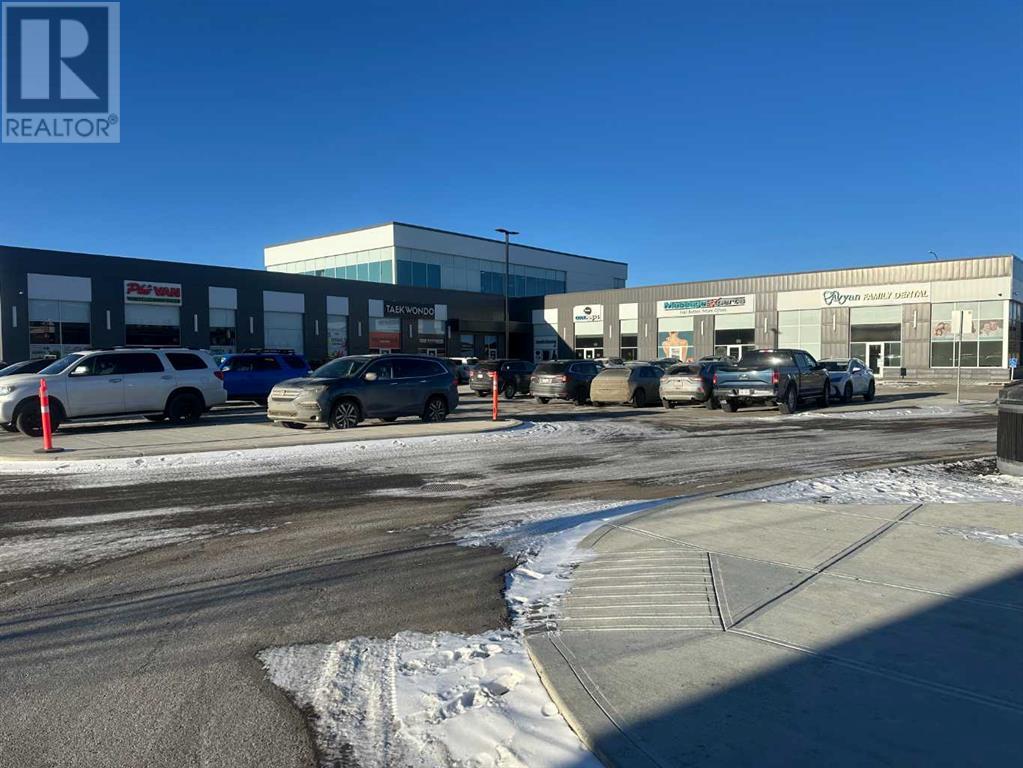4 Royal Vista Way NW