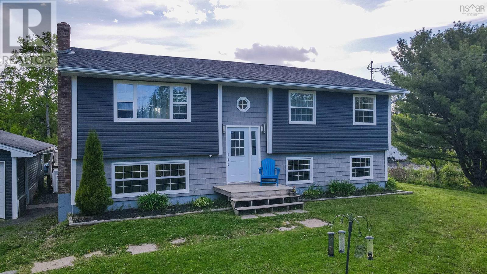 Photo 1 of 27 — 217 Lakecrest Drive, Mount Uniacke, NS B0N1Z0
