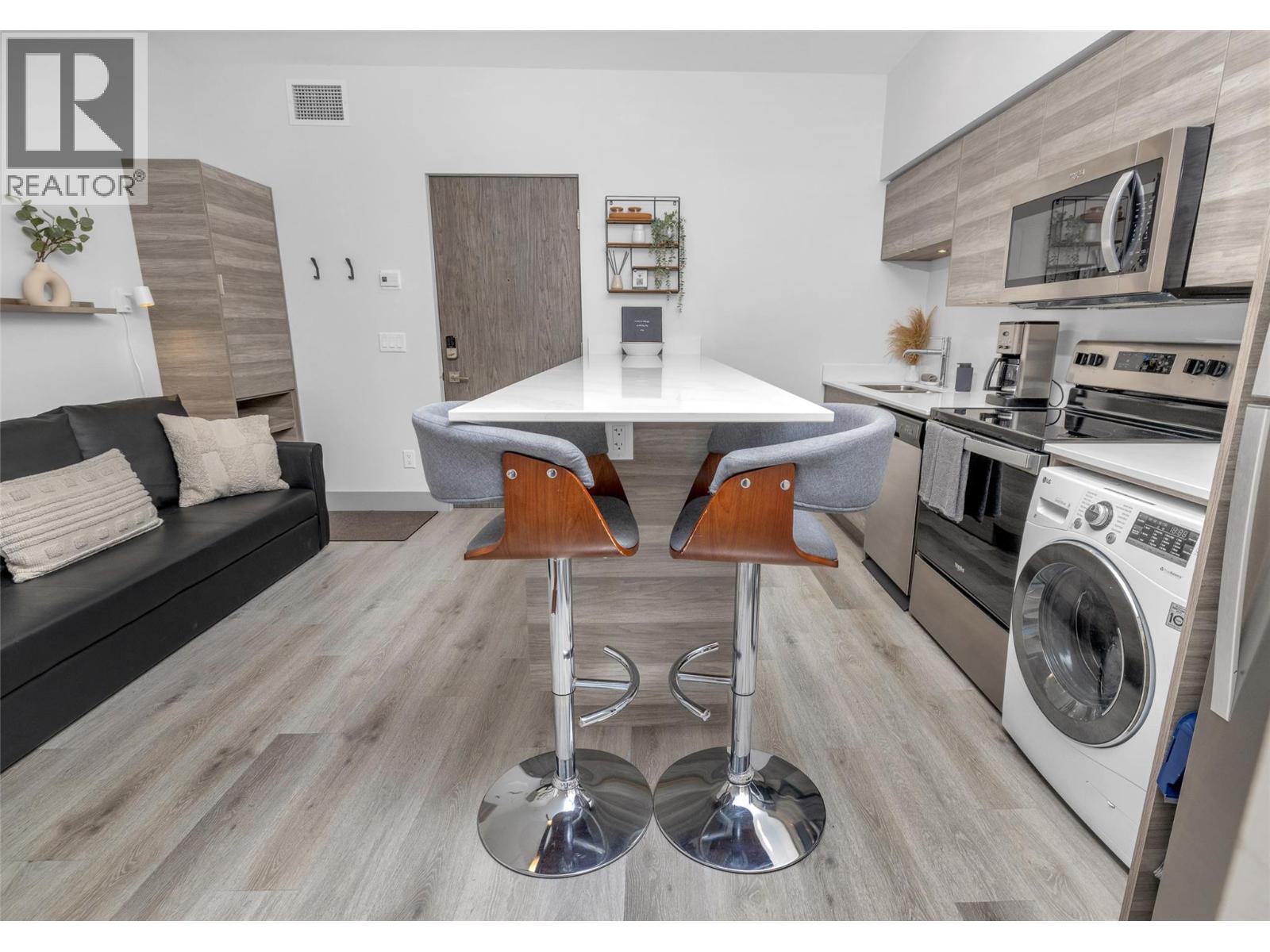 2555 Lakeshore Road Unit# 211