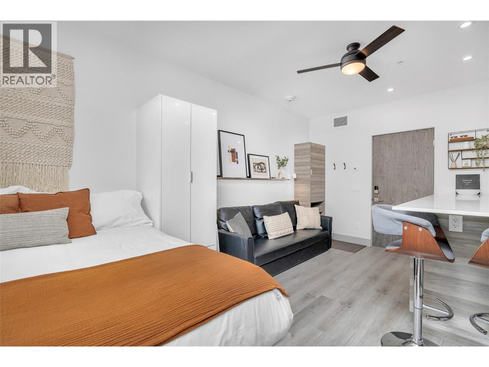 2555 Lakeshore Road Unit# 211