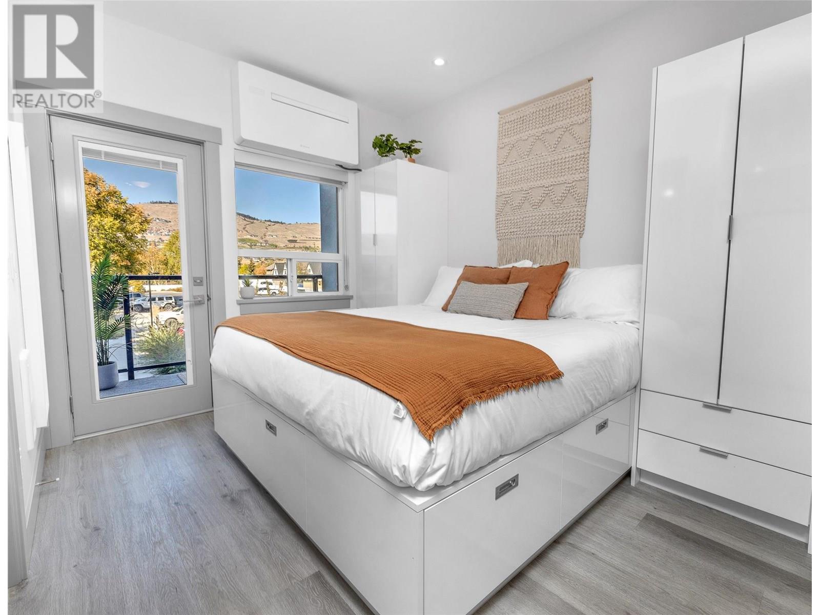 2555 Lakeshore Road Unit# 211
