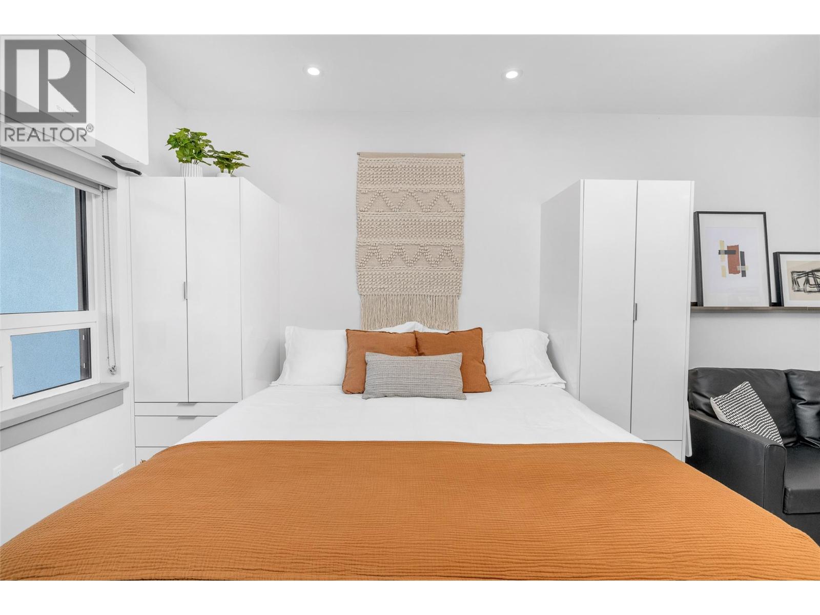 2555 Lakeshore Road Unit# 211