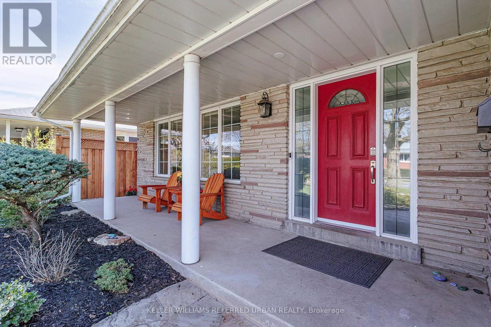 8 MARKWOOD CRESCENT