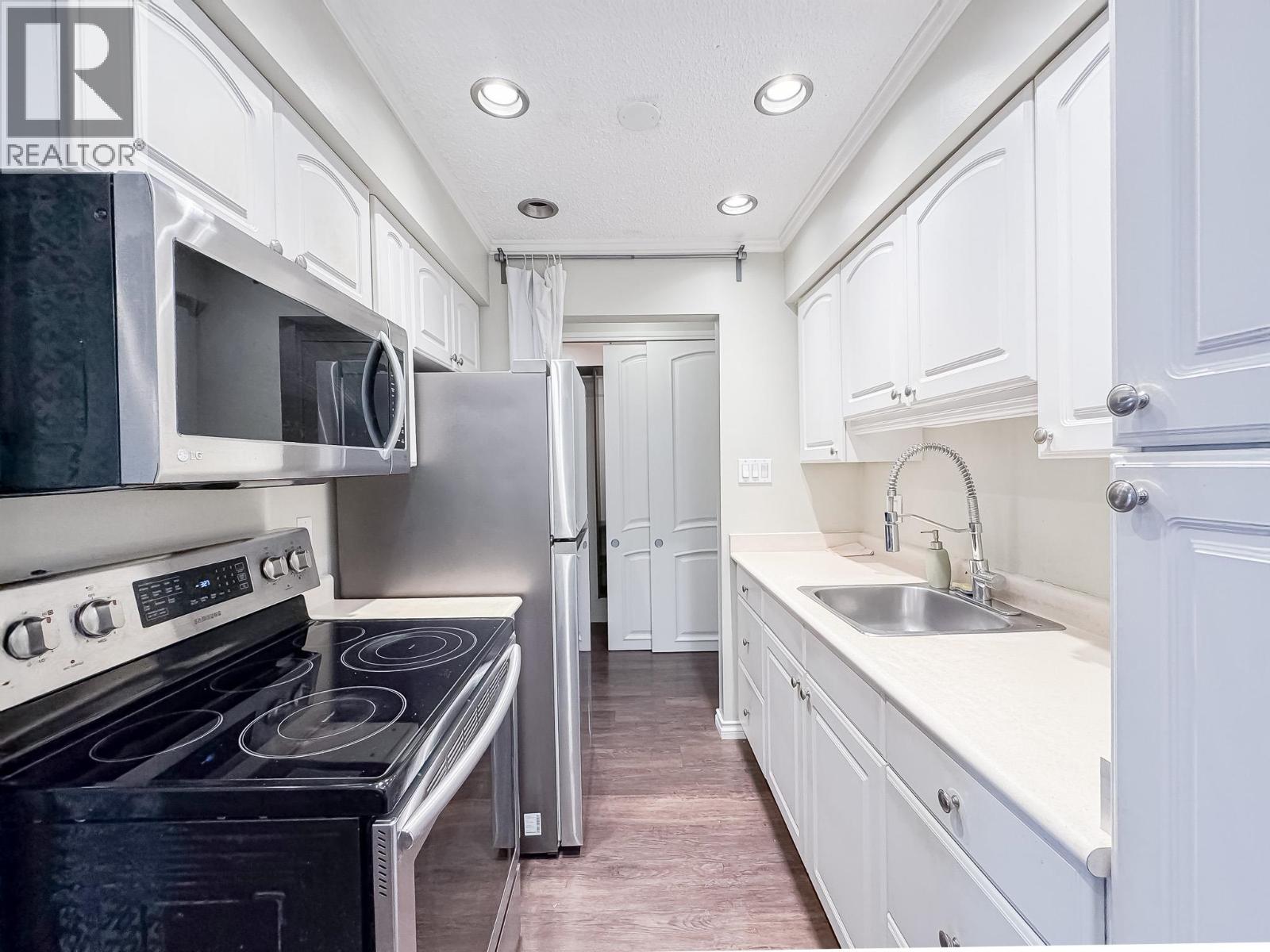 211 910 FIFTH AVENUE