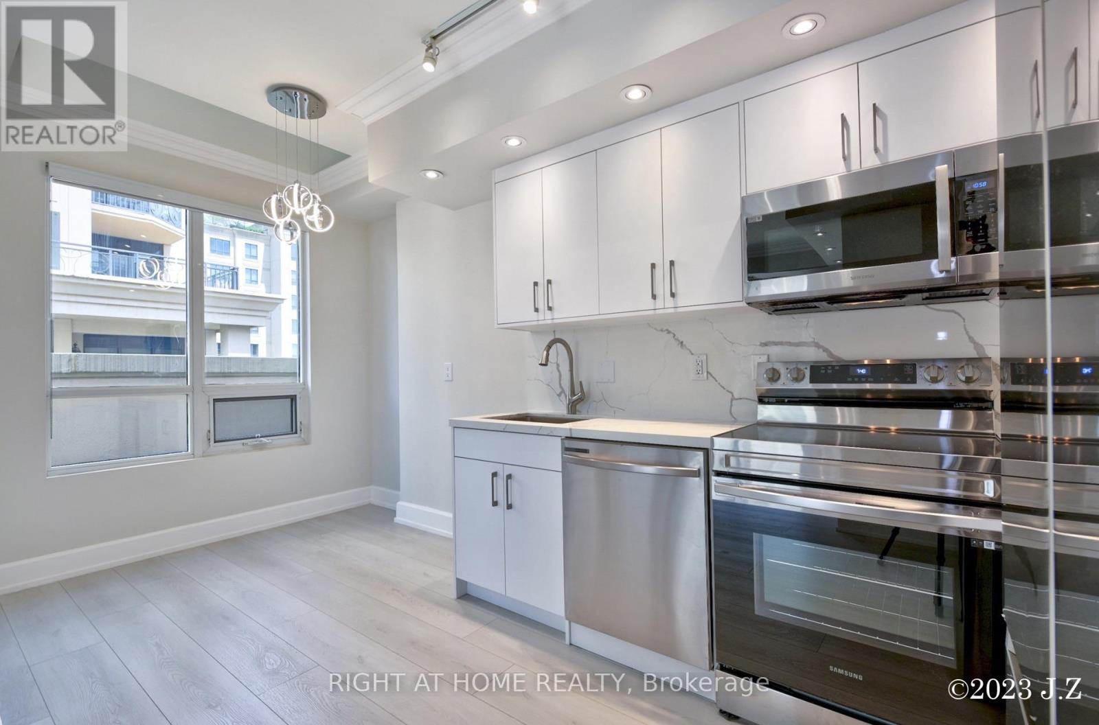 PH15 - 650 SHEPPARD AVENUE E