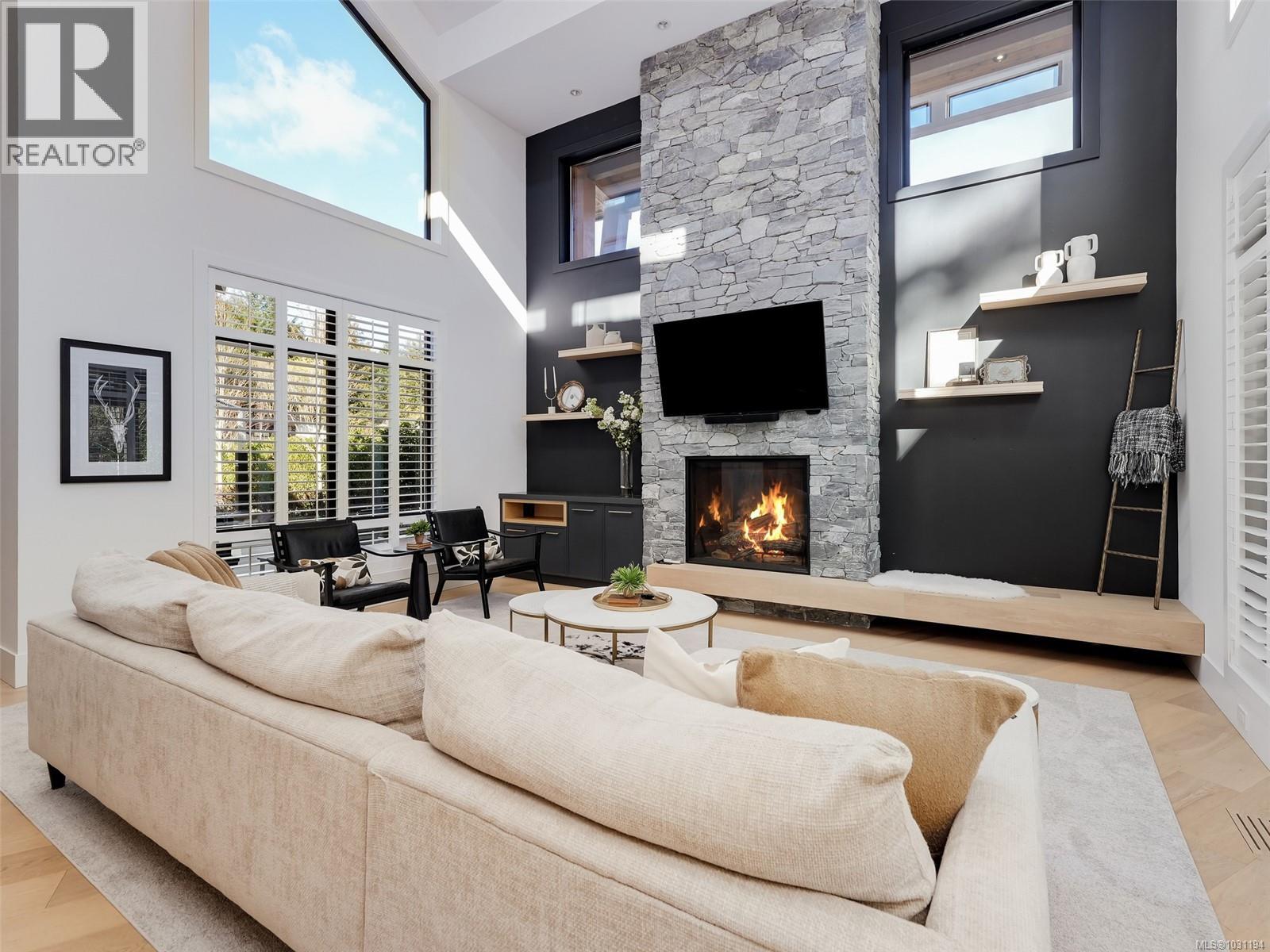 2220 Riviera Pl