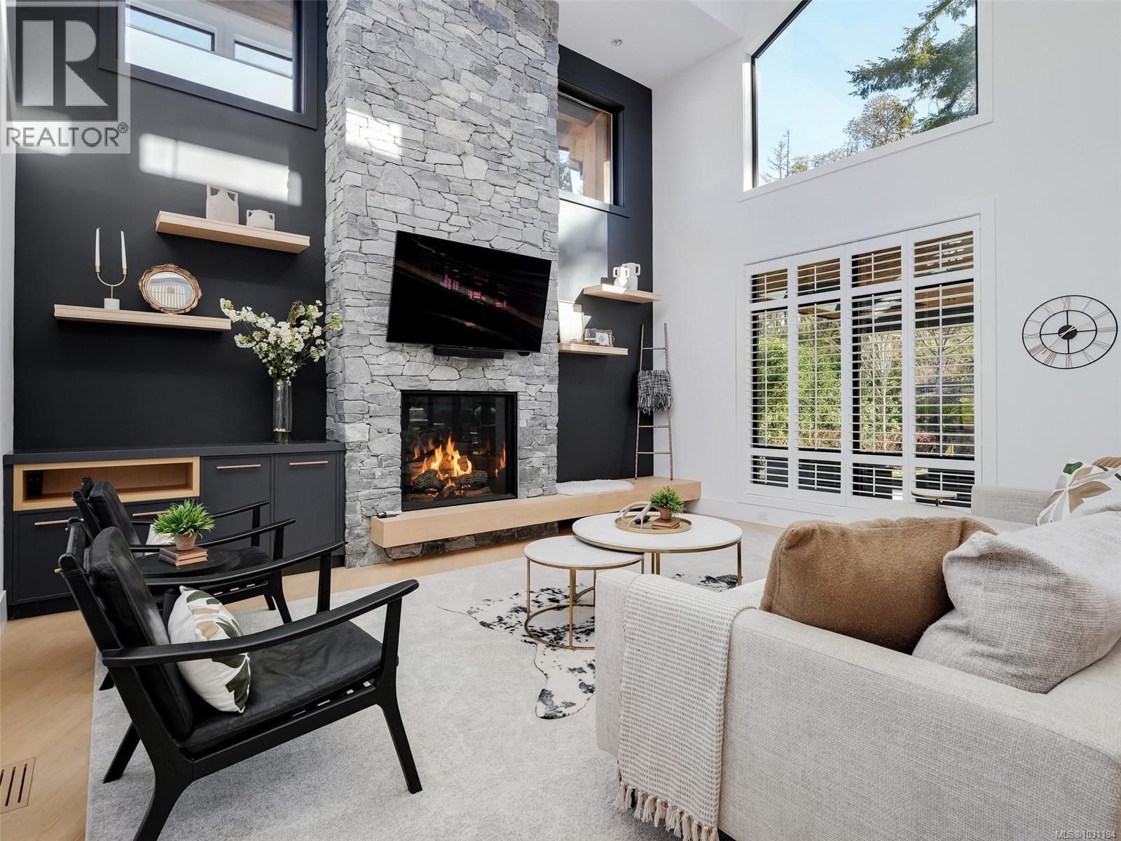 2220 Riviera Pl