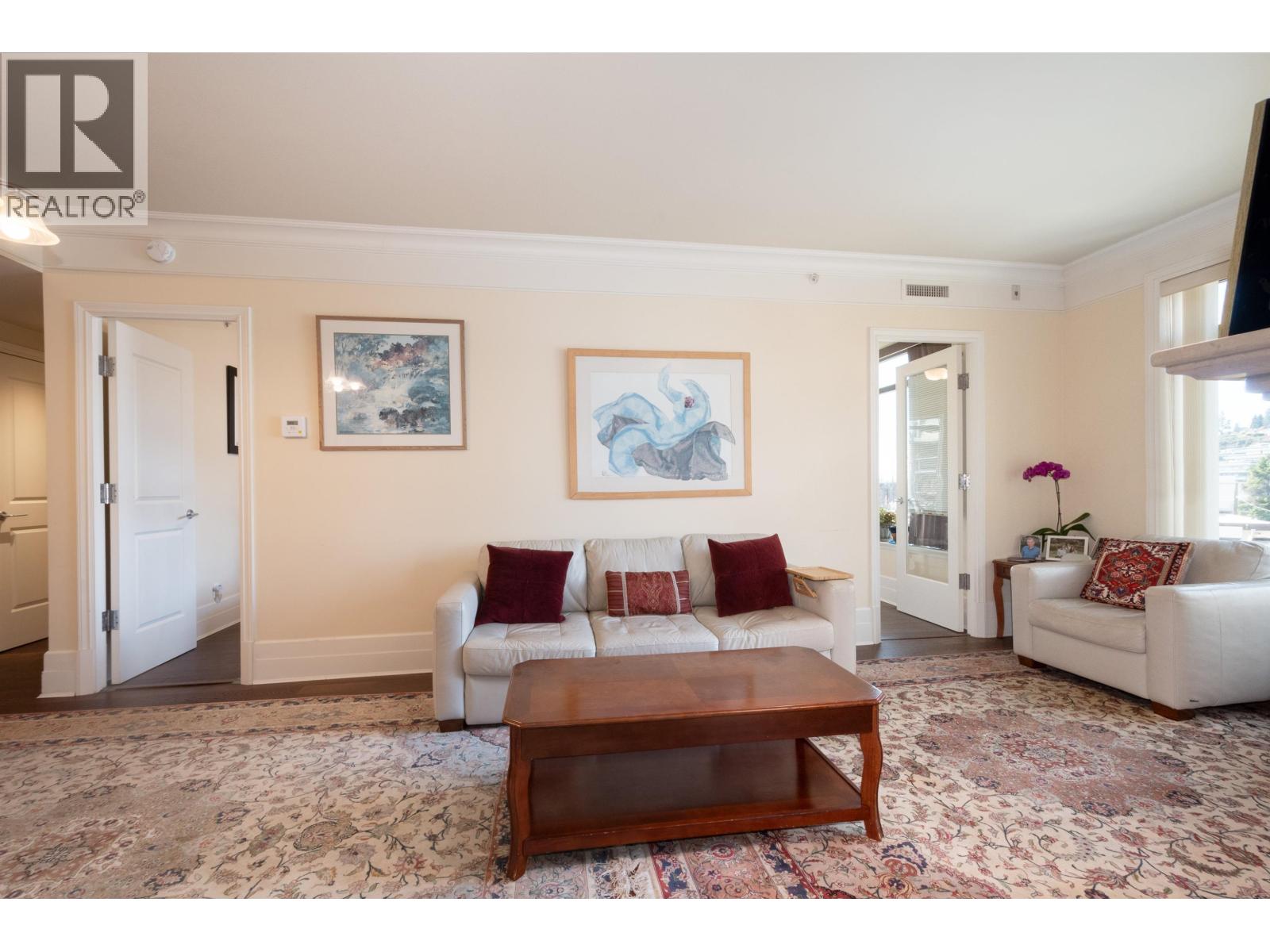 300 533 WATERS EDGE CRESCENT