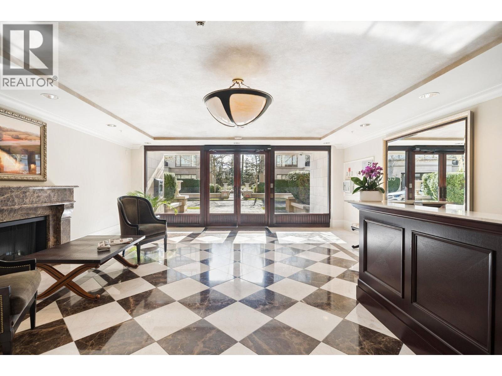 300 533 WATERS EDGE CRESCENT