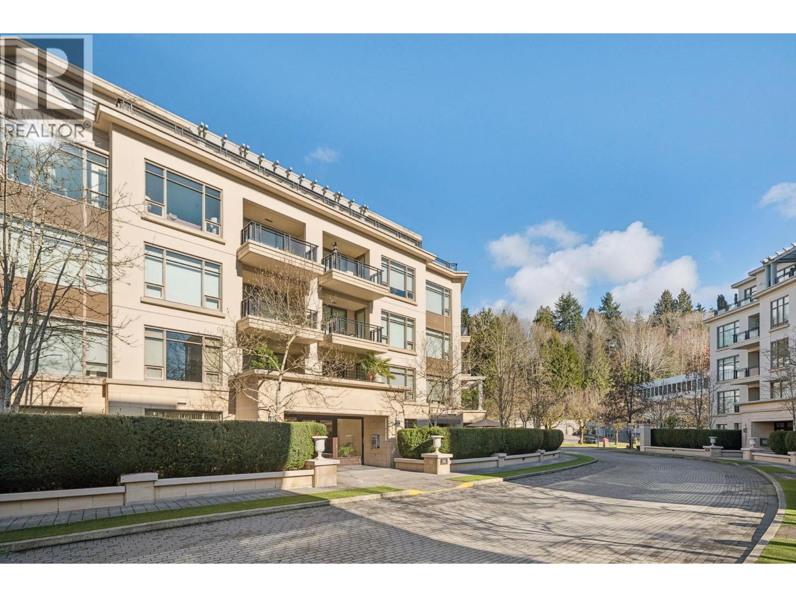 300 533 WATERS EDGE CRESCENT