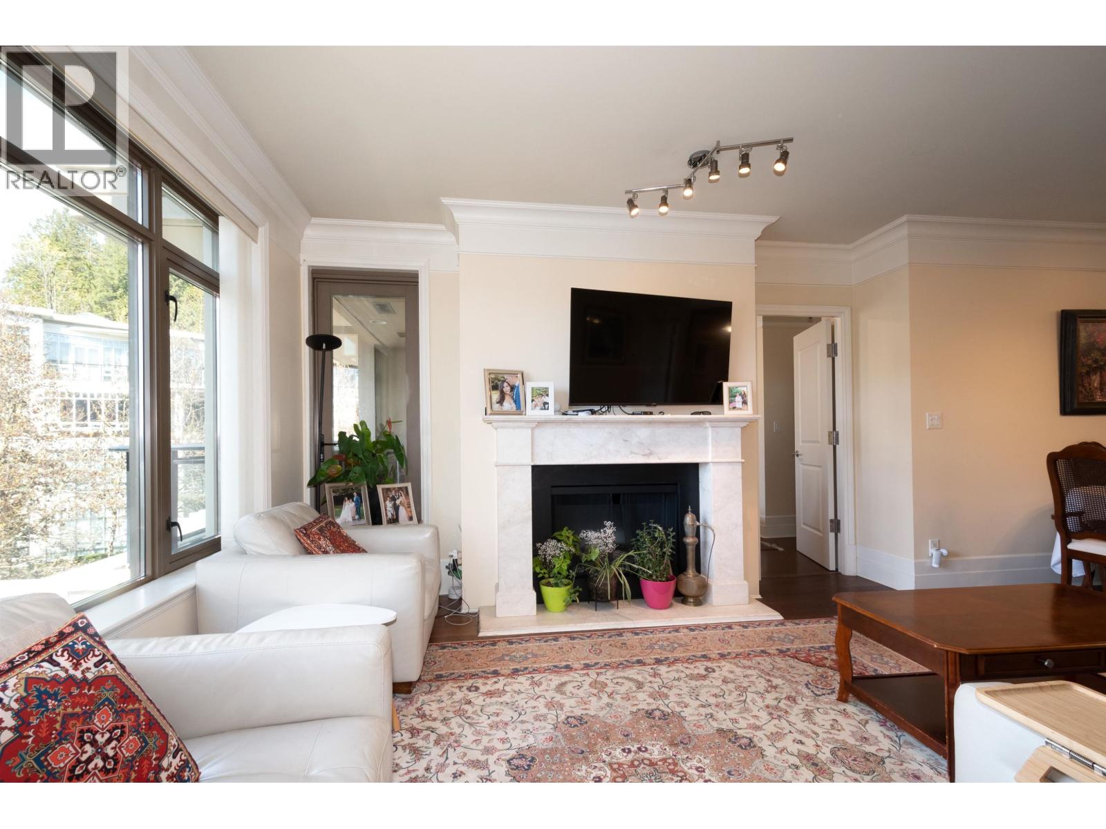 300 533 WATERS EDGE CRESCENT