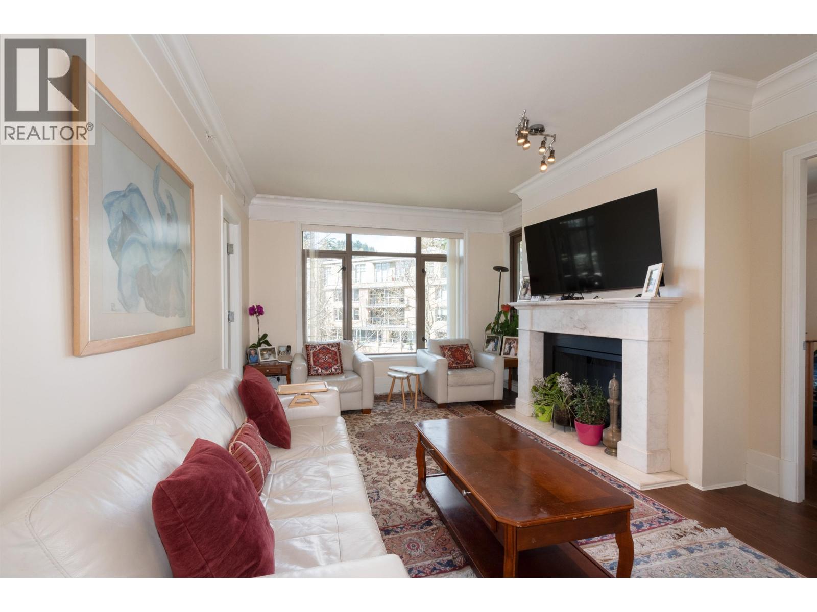 300 533 WATERS EDGE CRESCENT