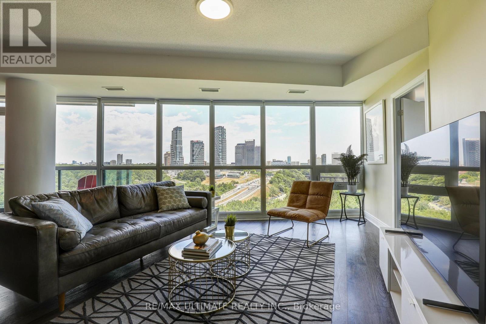 807 - 35 BRIAN PECK CRESCENT