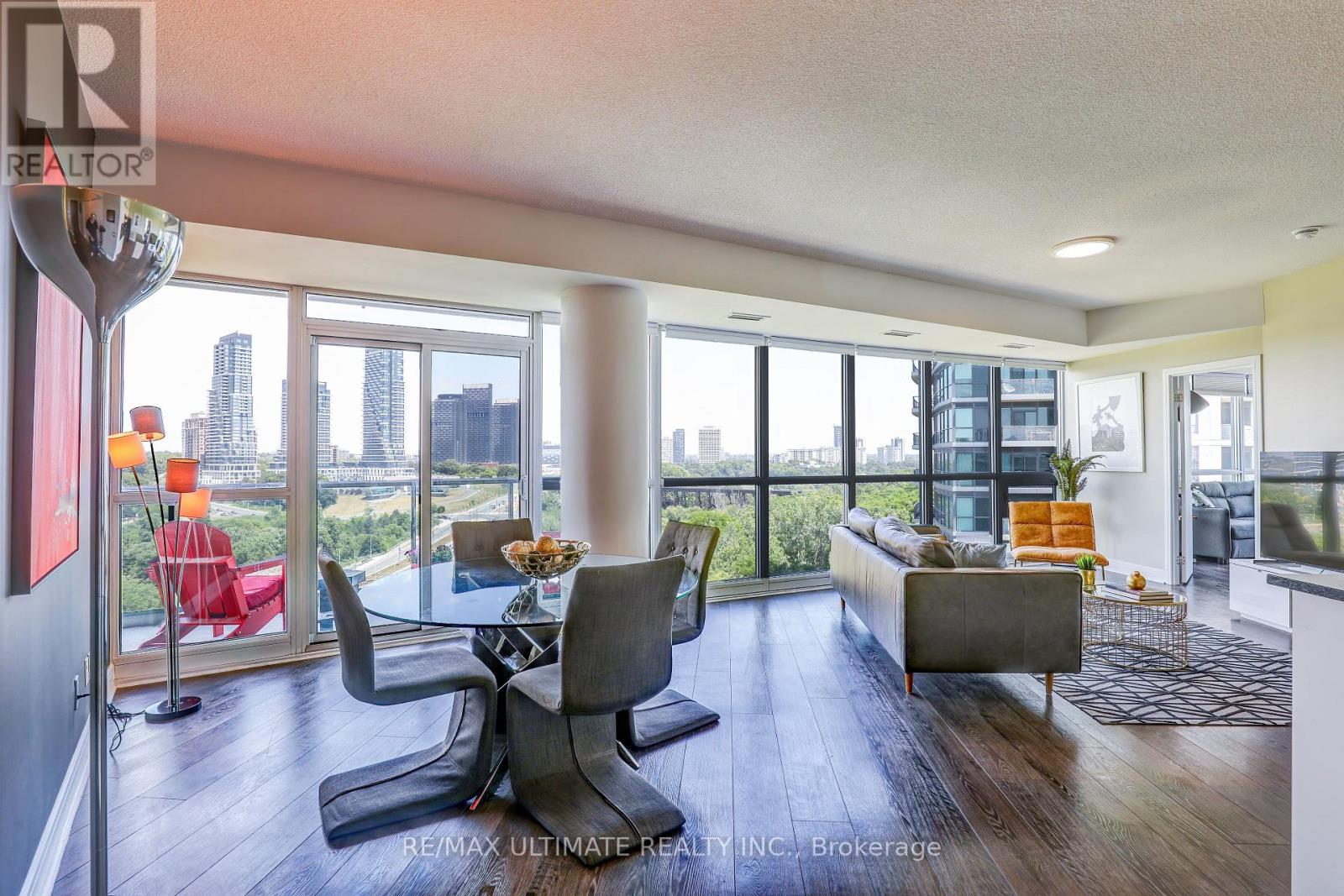 807 - 35 BRIAN PECK CRESCENT