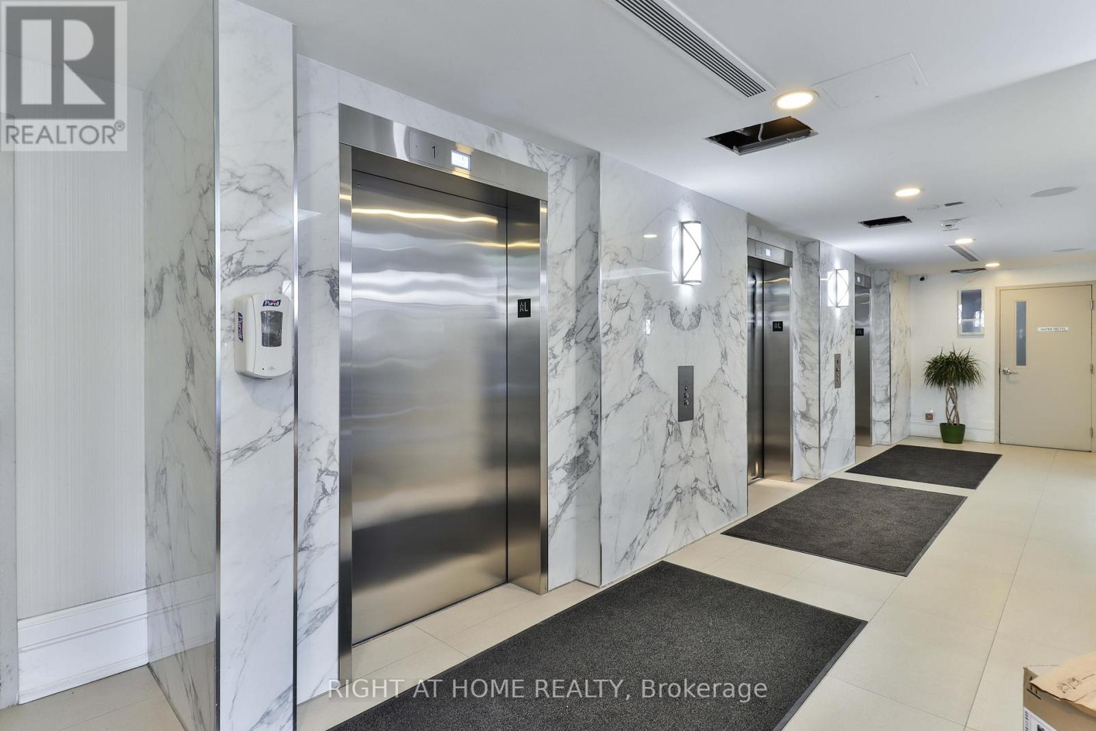 611 - 309 MAJOR MACKENZIE DRIVE E