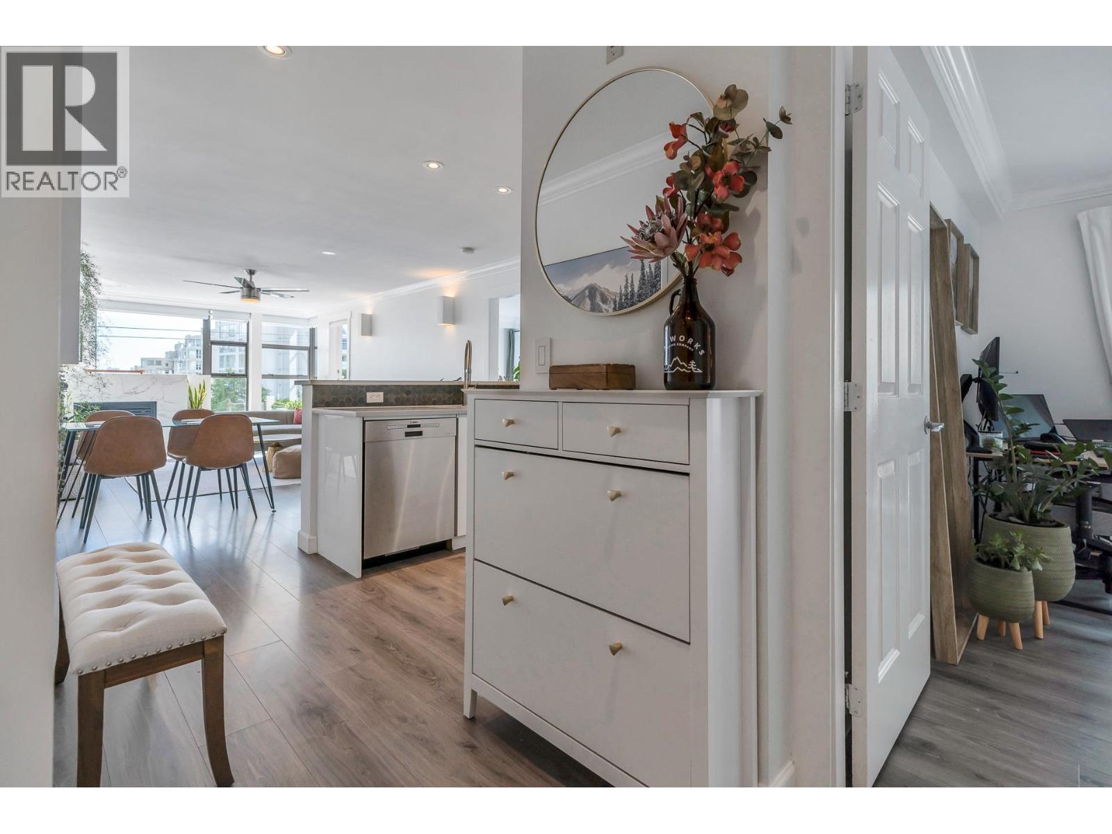 406 305 LONSDALE AVENUE