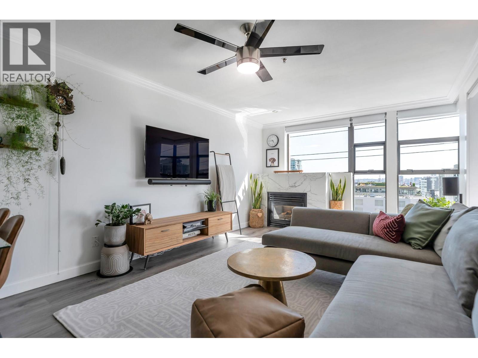 406 305 LONSDALE AVENUE