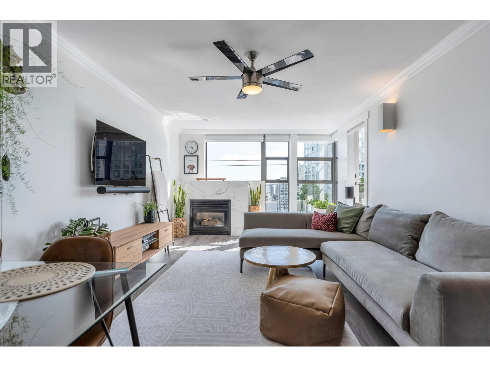 406 305 LONSDALE AVENUE