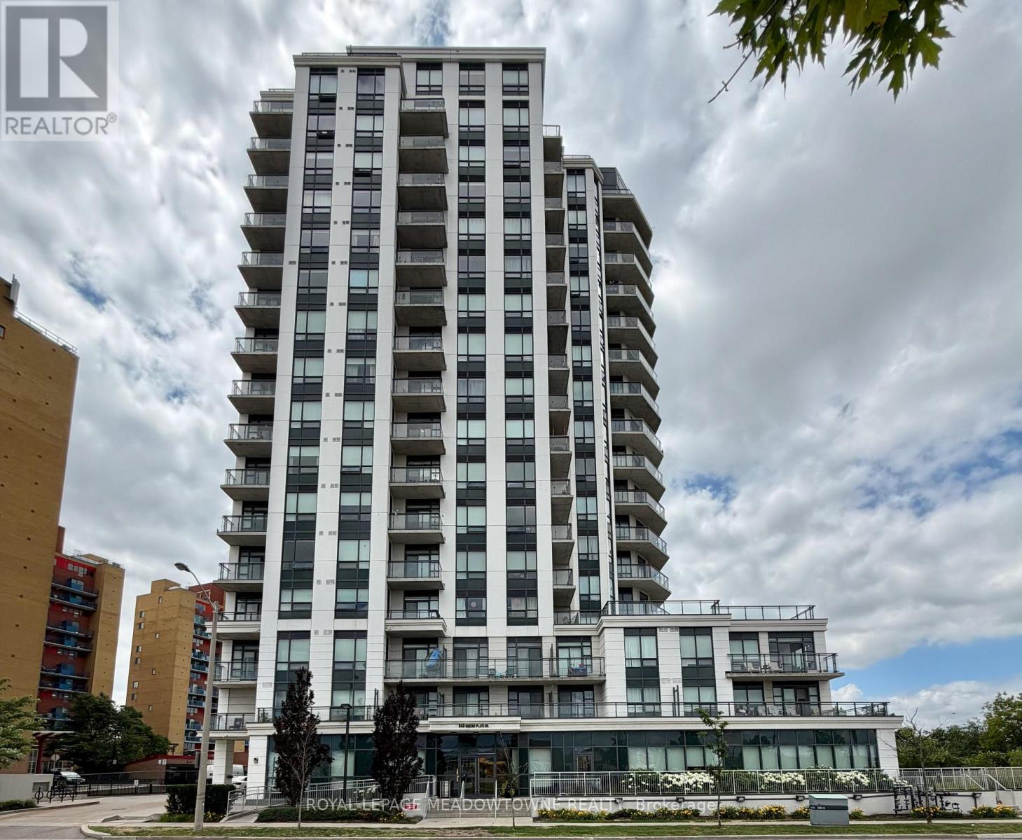 Photo 1 of 29 — #1601 - 840 QUEENS PLATE DRIVE Unit #1601, Toronto (West Humber-Clairville), ON M9W0E7