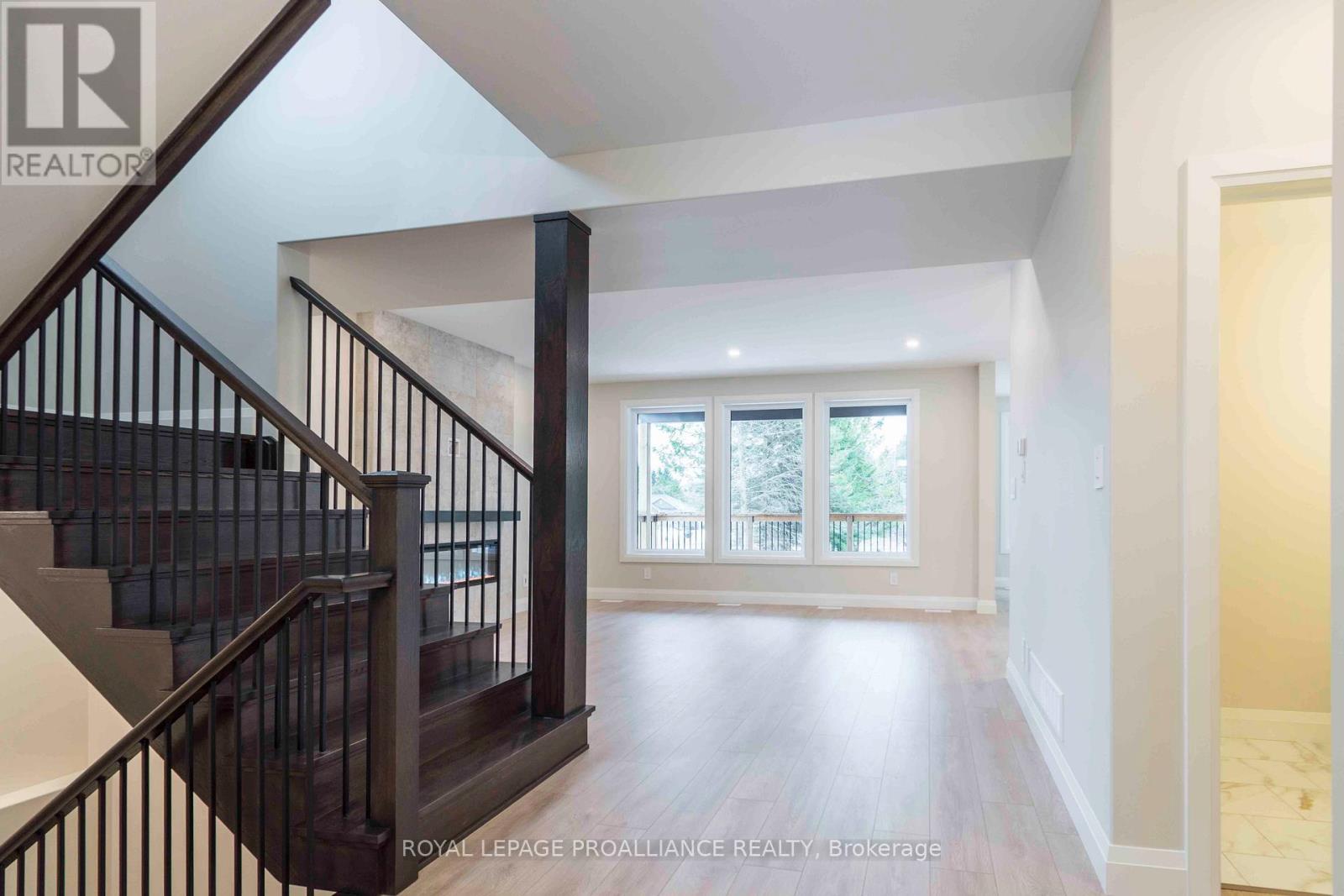 2 MACKENZIE JOHN CRESCENT