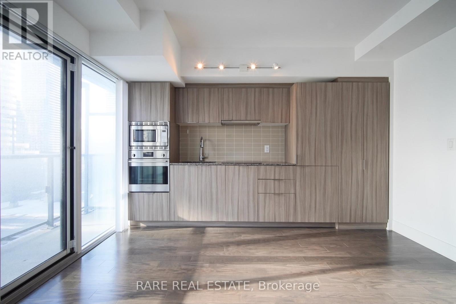 1002 - 955 BAY STREET