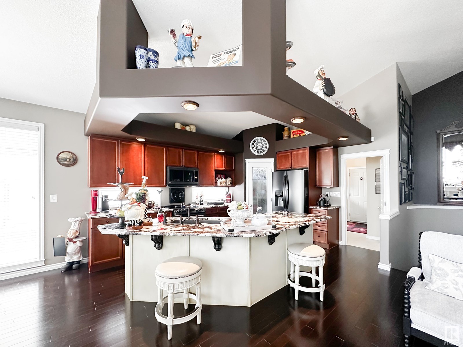 64 EMBASSY PL