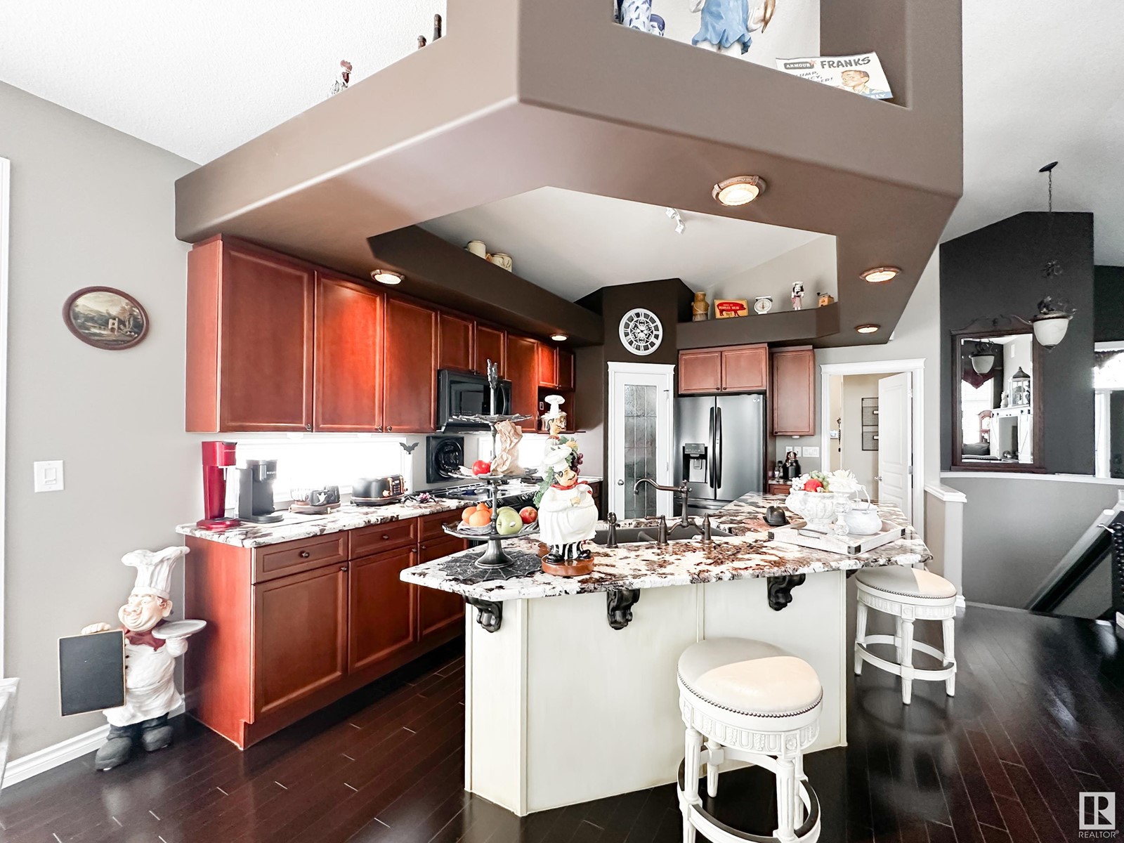 64 EMBASSY PL