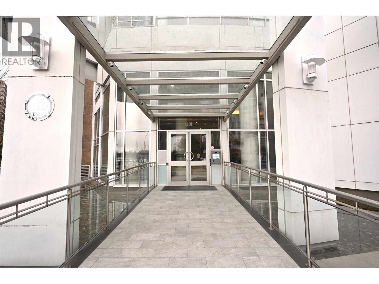 2002 1201 MARINASIDE CRESCENT