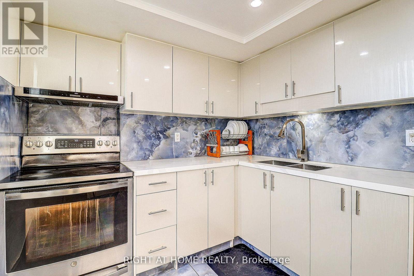 605 - 757 VICTORIA PARK AVENUE