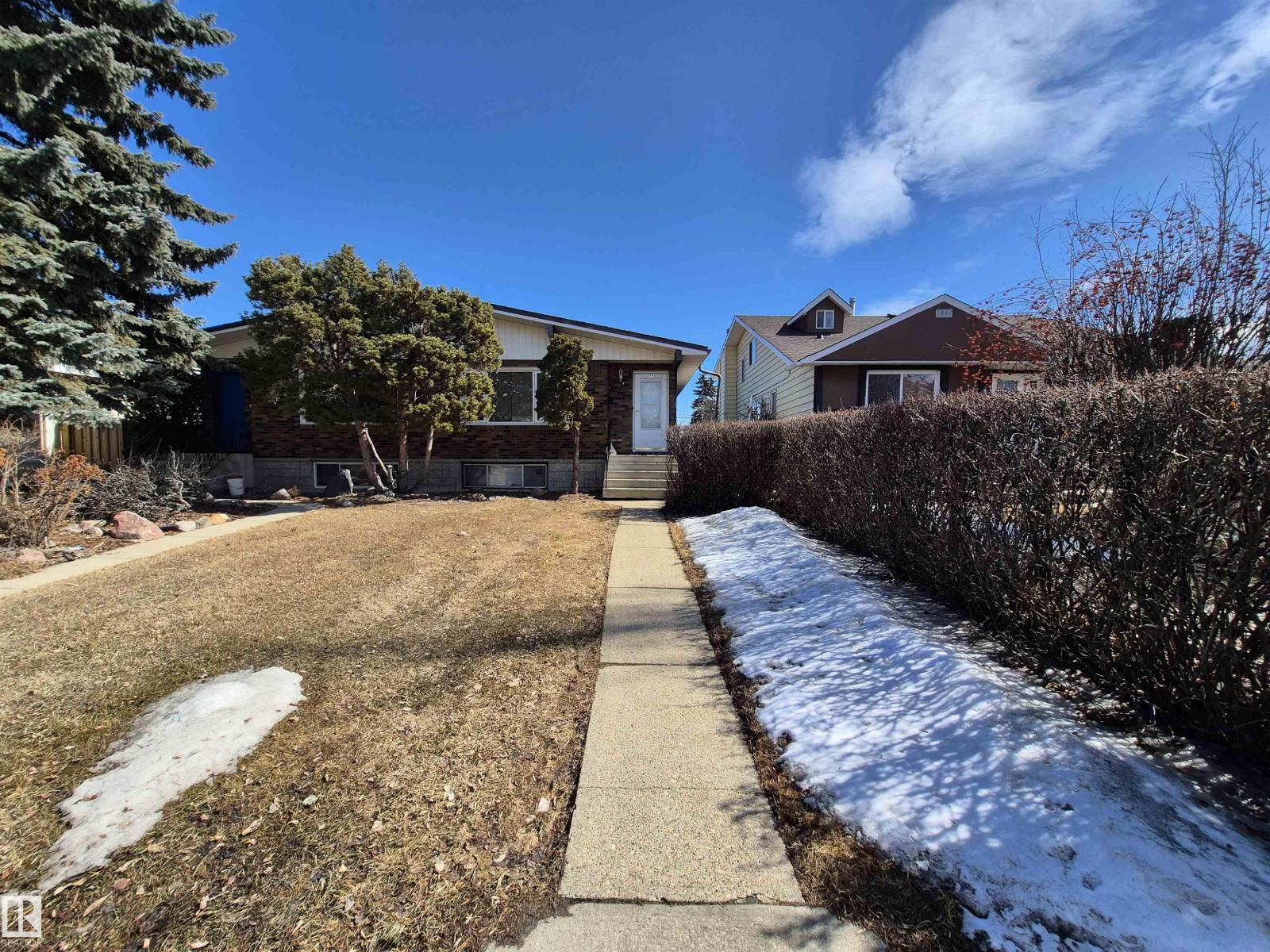 8725 152 ST NW