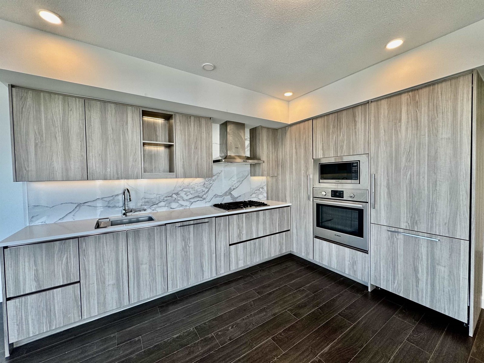 3304 9887 WHALLEY BOULEVARD