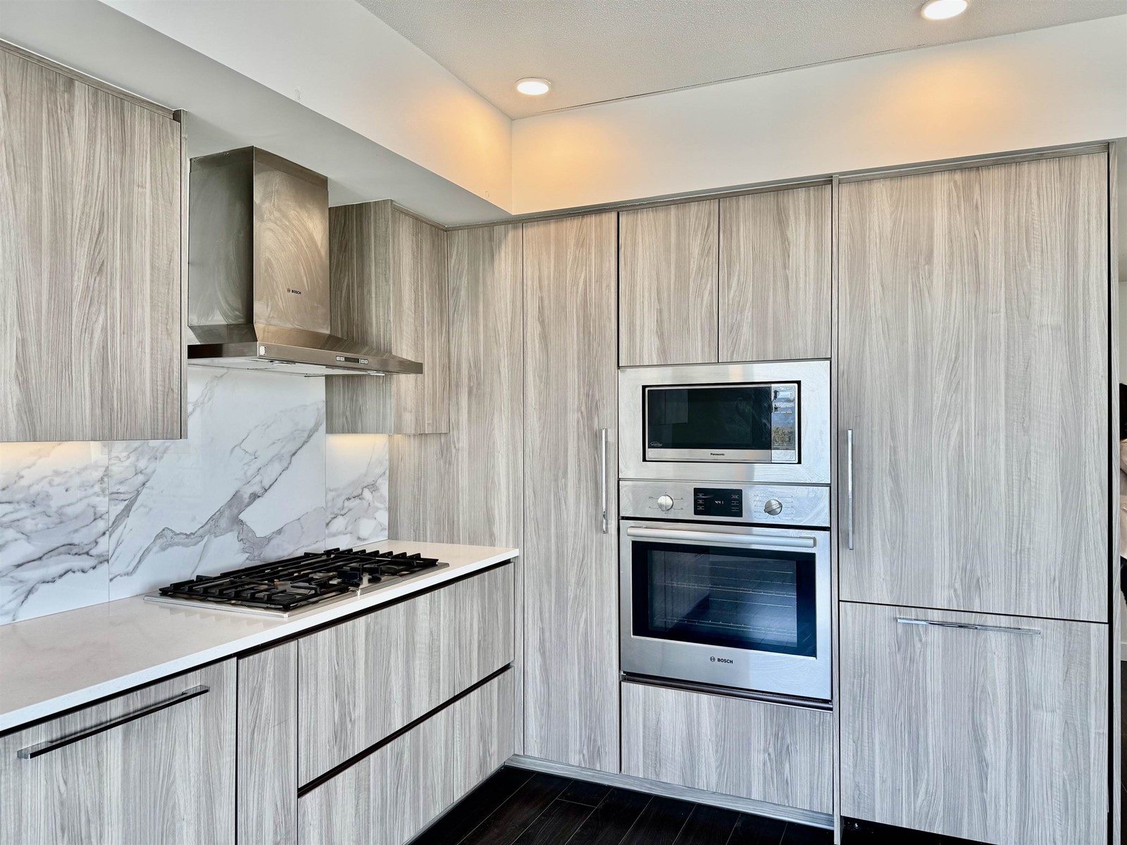 3304 9887 WHALLEY BOULEVARD