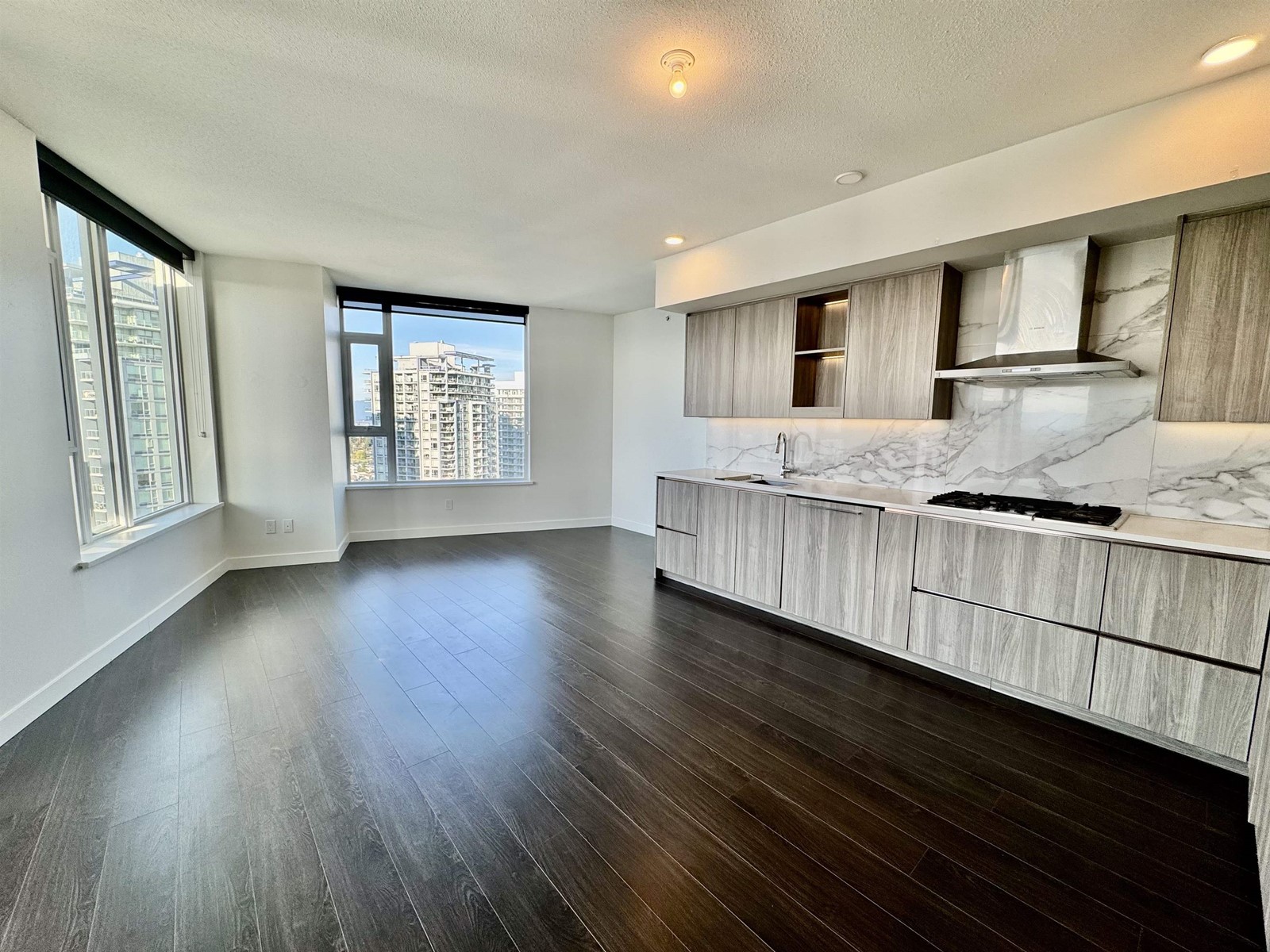 3304 9887 WHALLEY BOULEVARD