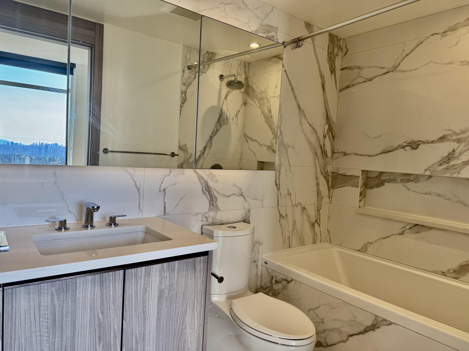 3304 9887 WHALLEY BOULEVARD