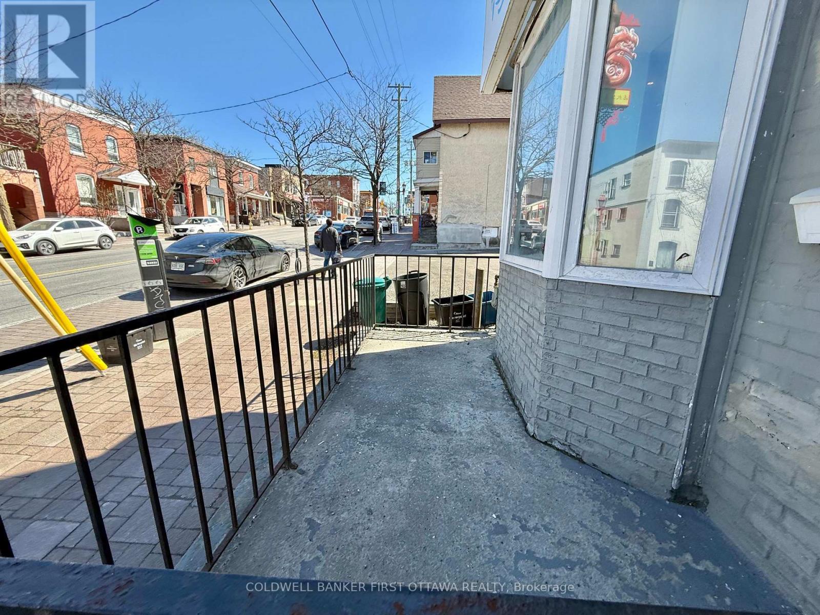 880 SOMERSET STREET W