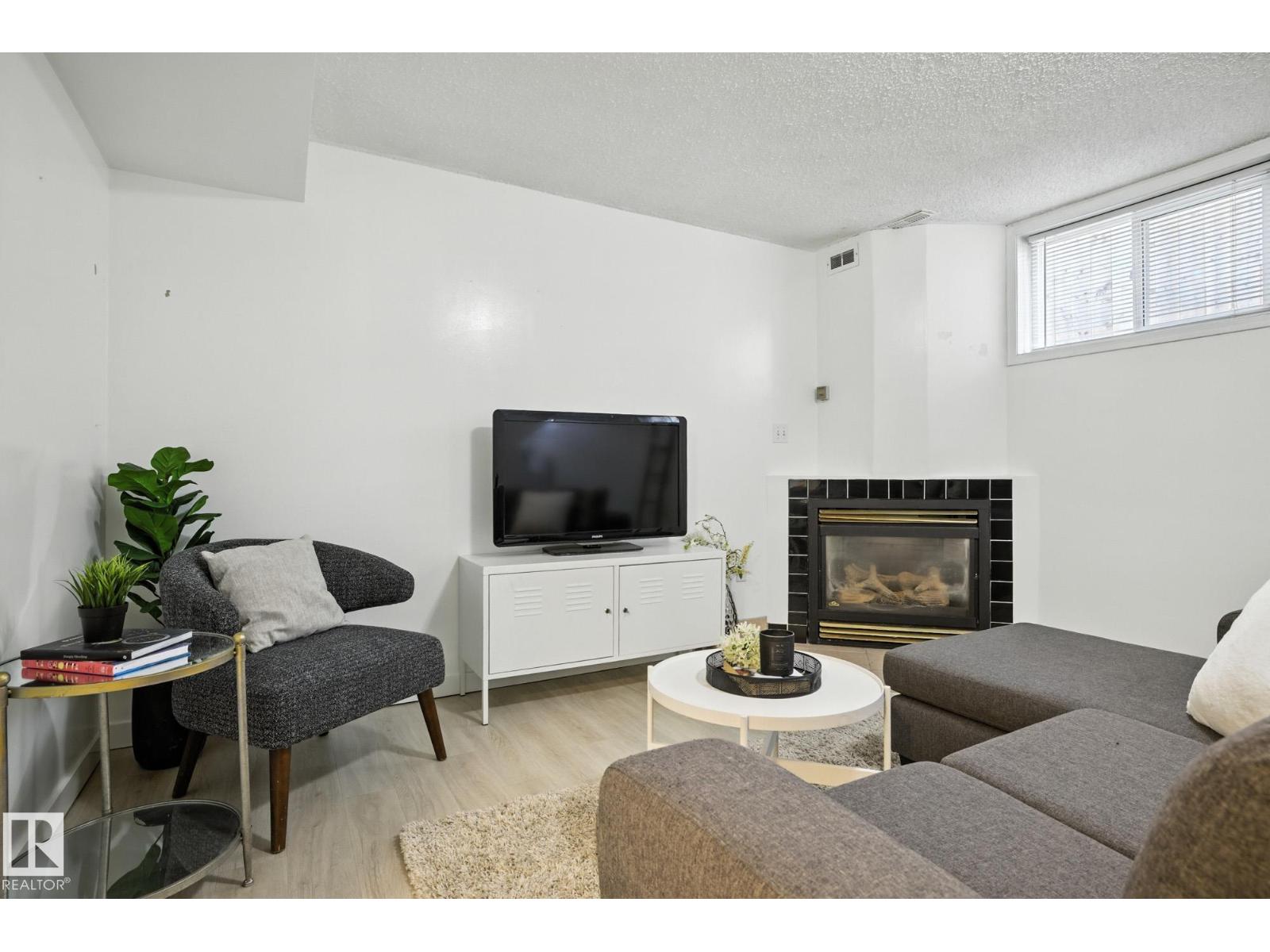 11112/11116 116 ST NW