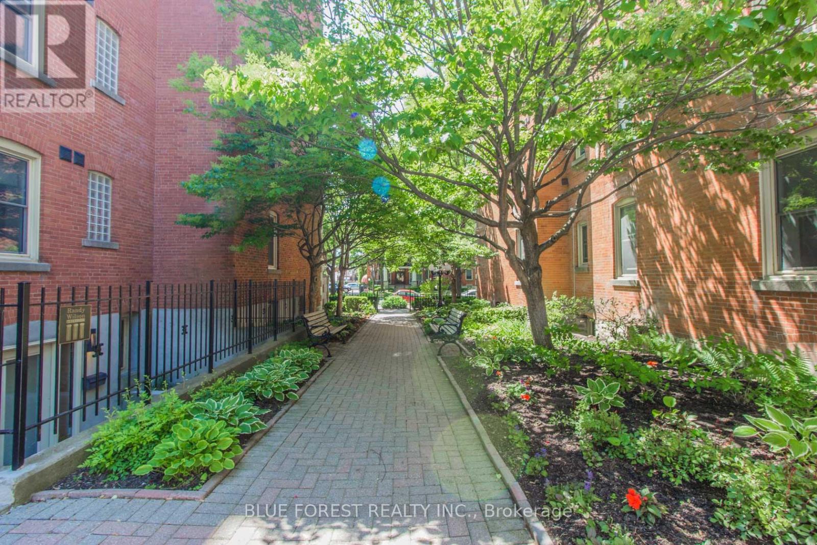 102 - 460 WELLINGTON STREET