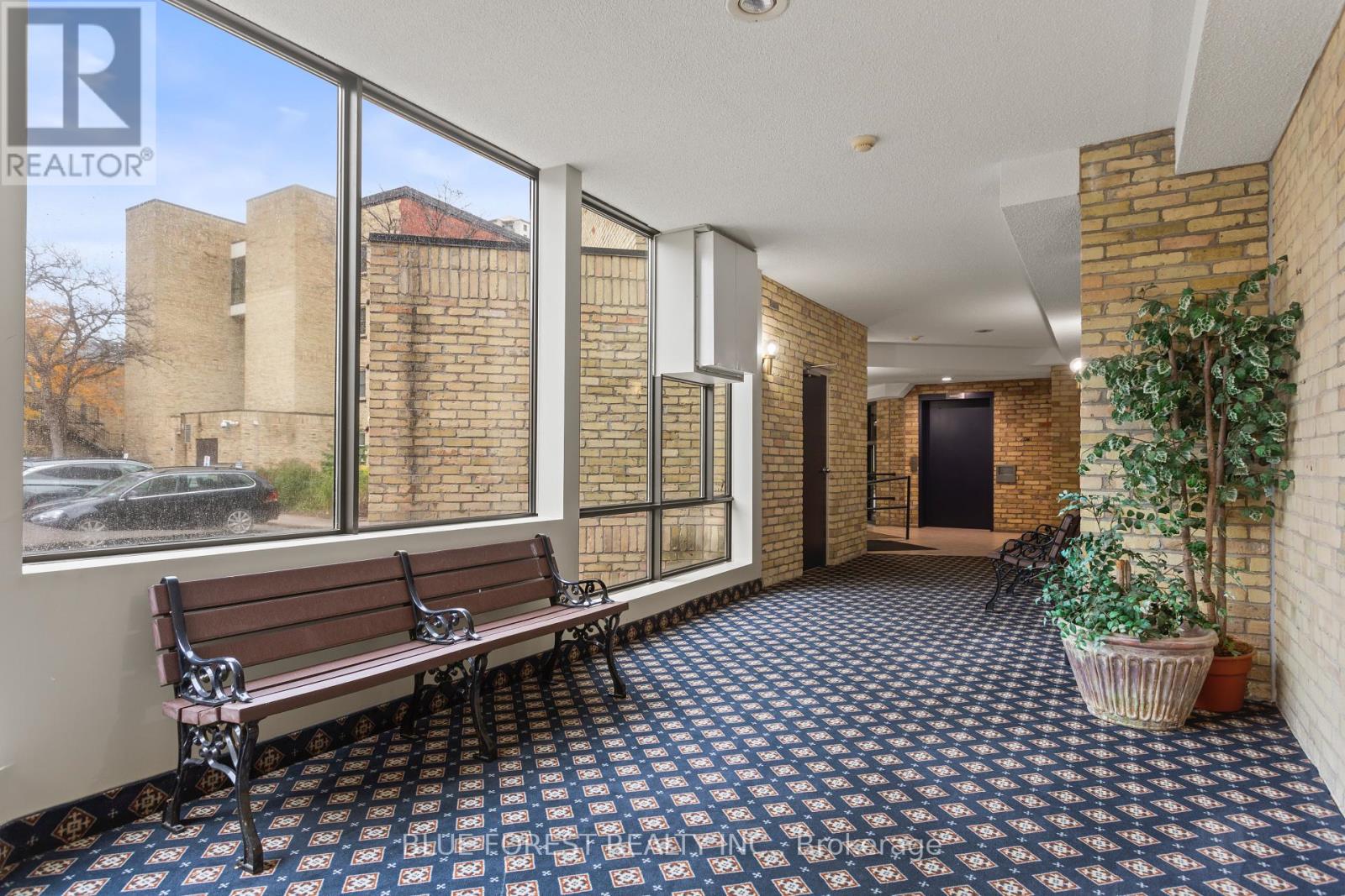 102 - 460 WELLINGTON STREET